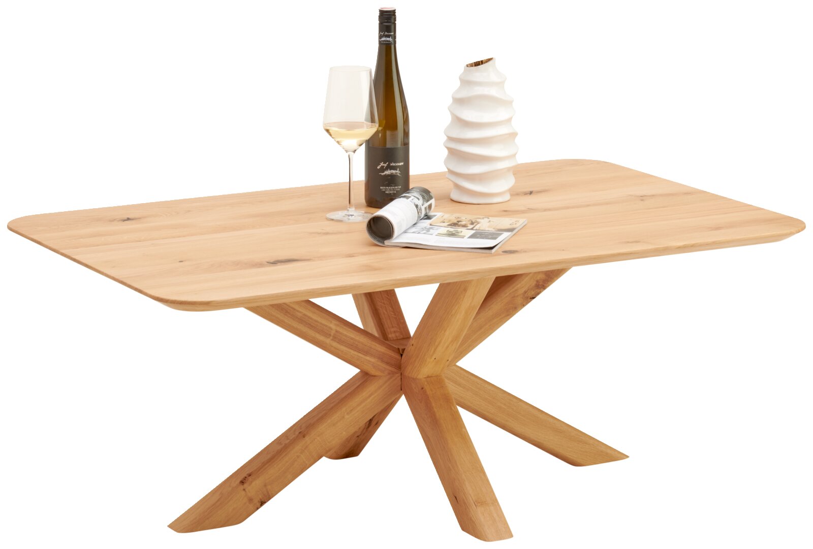 Moderne houten salontafel met een X-vormig onderstel, versierd met een vaas, een wijnfles en een glas, gezien vanuit een zijdelingse hoek.