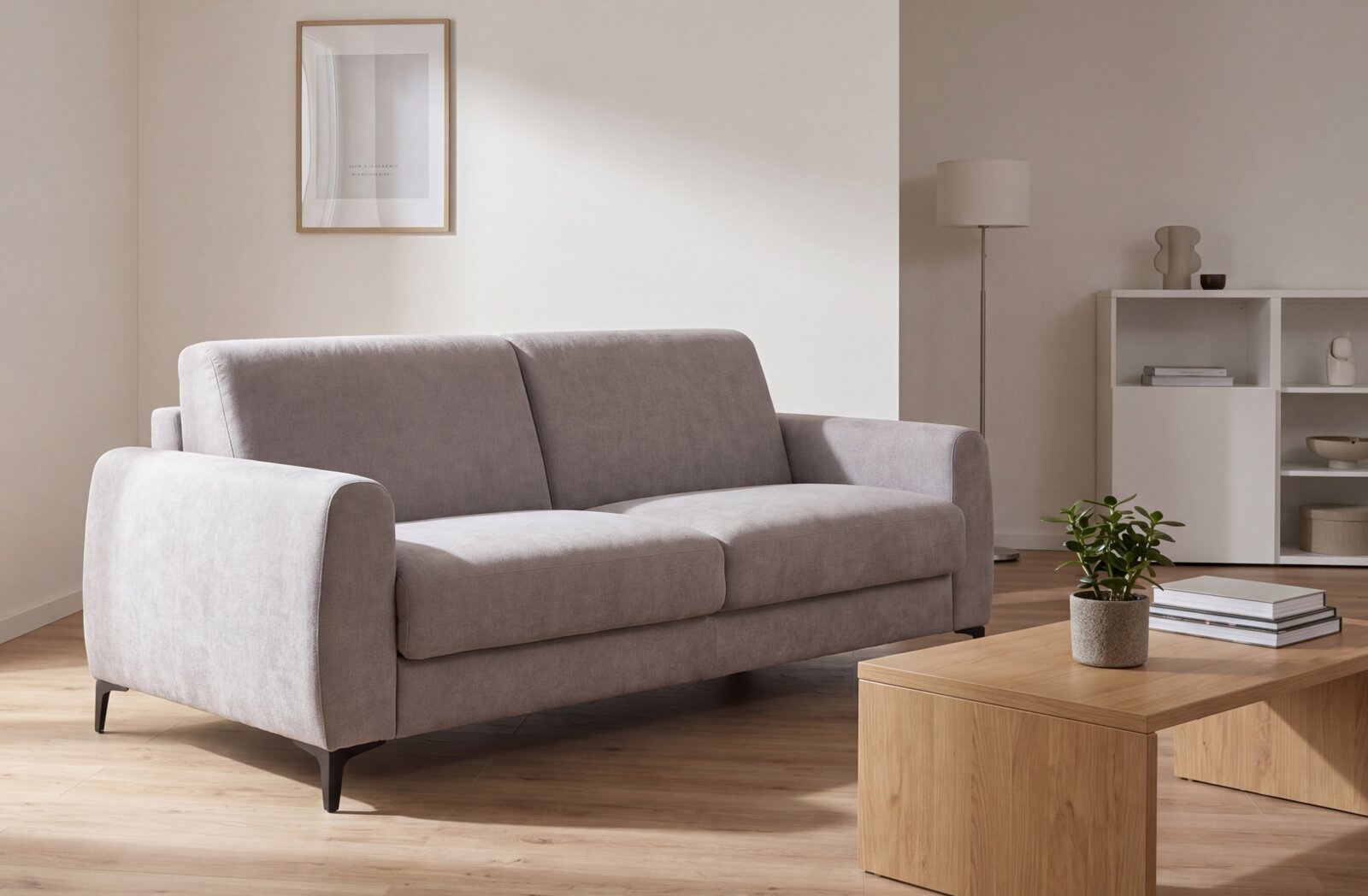 Alberto Martinelli Funktionssofa MARTINA Hellgraues 2-Sitzer-Sofa mit Stoffbezug und schwarzen Füßen im modernen Wohnzimmer, Perspektive: frontale leicht schräge Ansicht von links