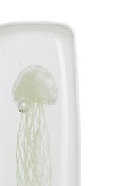 Glasornament mit einer eingearbeiteten Qualle, seitliche Perspektive