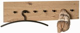 Wandgarderobe aus Holz mit sechs schwarzen Haken, frontal abgebildet. Ein schwarzer Kleiderbügel und eine gestrickte Mütze hängen an den Haken.