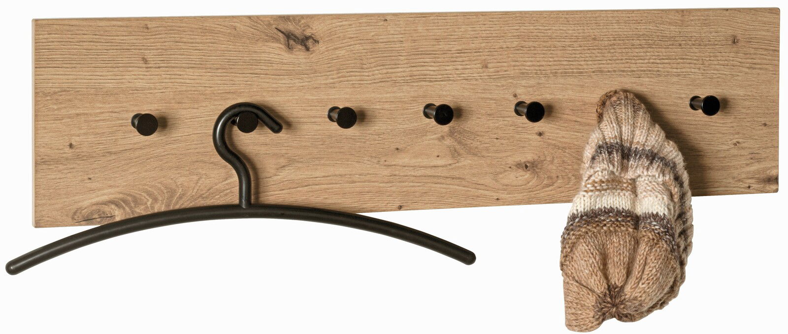 Wandgarderobe aus Holz mit sechs schwarzen Haken, frontal abgebildet. Ein schwarzer Kleiderbügel und eine gestrickte Mütze hängen an den Haken.