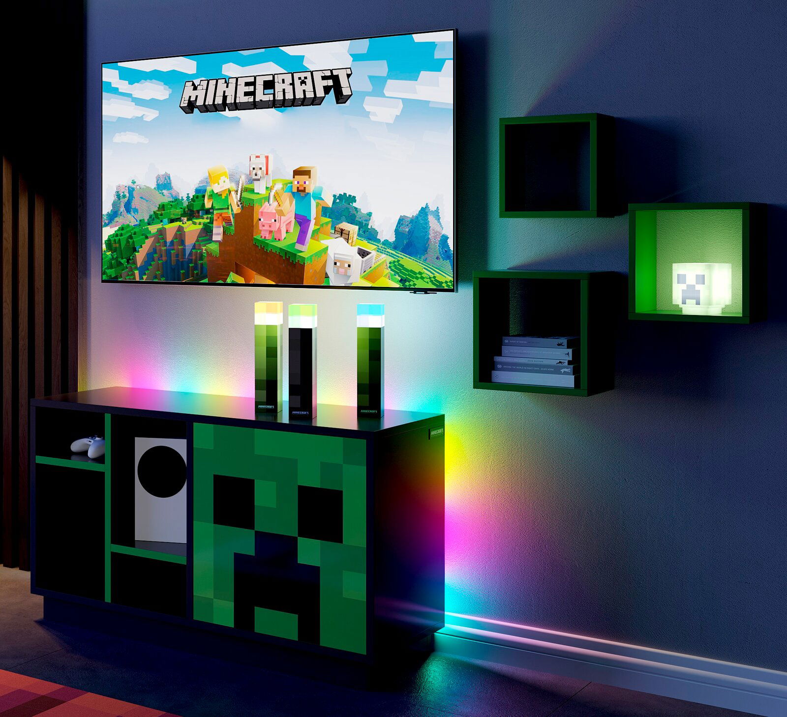Minecraft-Gaming-Setup mit wandmontiertem TV, Creeper-Design-TV-Board und RGB-LED-Ambientebeleuchtung, frontal aus leicht schräger Perspektive von links aufgenommen.