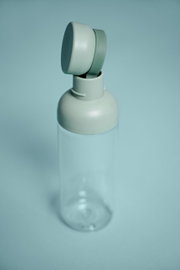 Trinkflasche Nordic Sage mit klappbarem Deckel, seitliche Perspektive