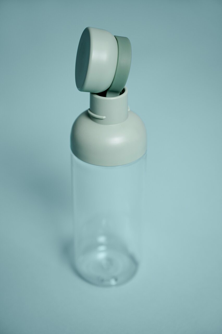 Mepal Trinkflasche Nordic Sage VITA Trinkflasche Nordic Sage mit klappbarem Deckel, seitliche Perspektive
