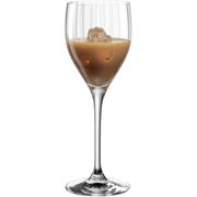 Elegantes Likörglas POESIA 190ml mit cremigem Getränk und Eiswürfeln, seitliche Ansicht.