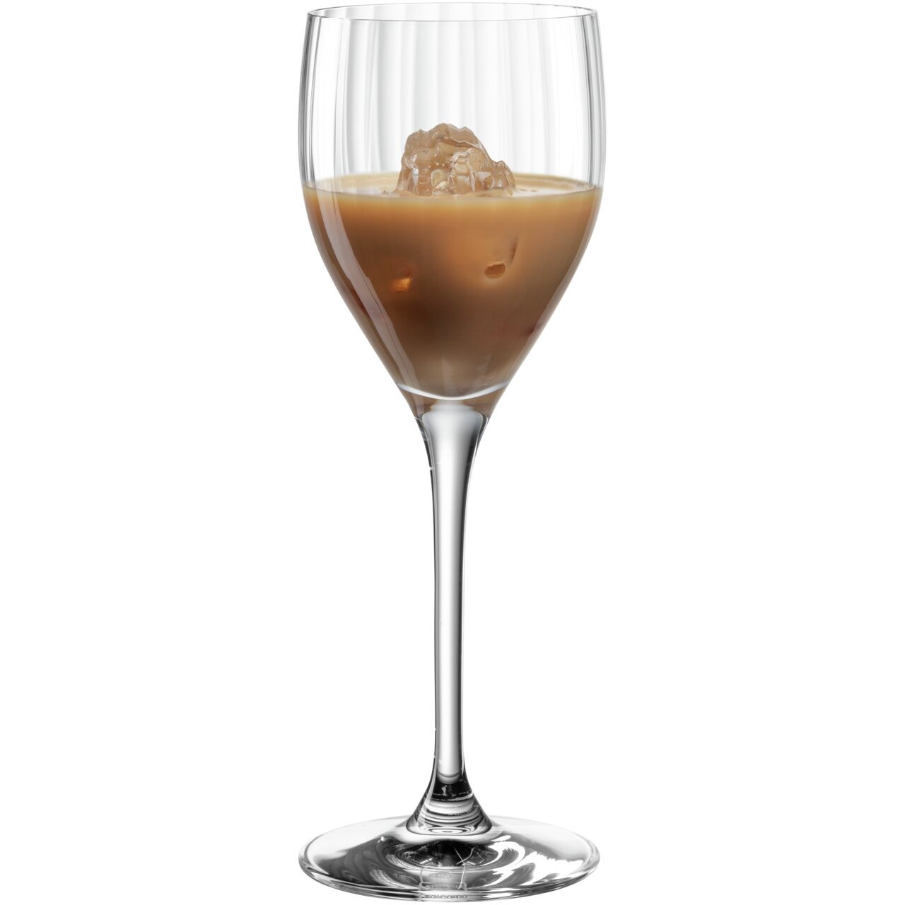 Elegantes Likörglas POESIA 190ml mit cremigem Getränk und Eiswürfeln, seitliche Ansicht.