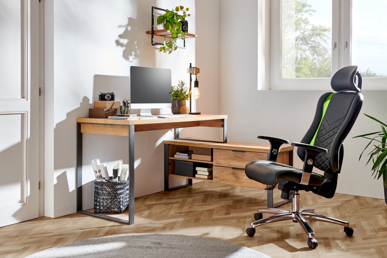 Landscape Eck-Schreibtisch FRAME Moderner Eck-Schreibtisch aus Holz mit Metallrahmen, ausgestattet mit Schubladen und einem Regal, in einem hellen Raum mit einem ergonomischen Bürostuhl, aus der Perspektive von vorne rechts betrachtet.