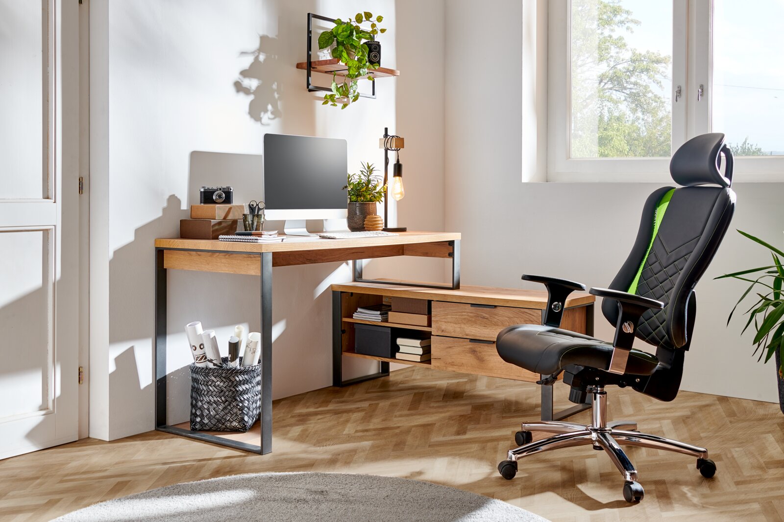 Moderner Eck-Schreibtisch aus Holz mit Metallrahmen, ausgestattet mit Schubladen und einem Regal, in einem hellen Raum mit einem ergonomischen Bürostuhl, aus der Perspektive von vorne rechts betrachtet.