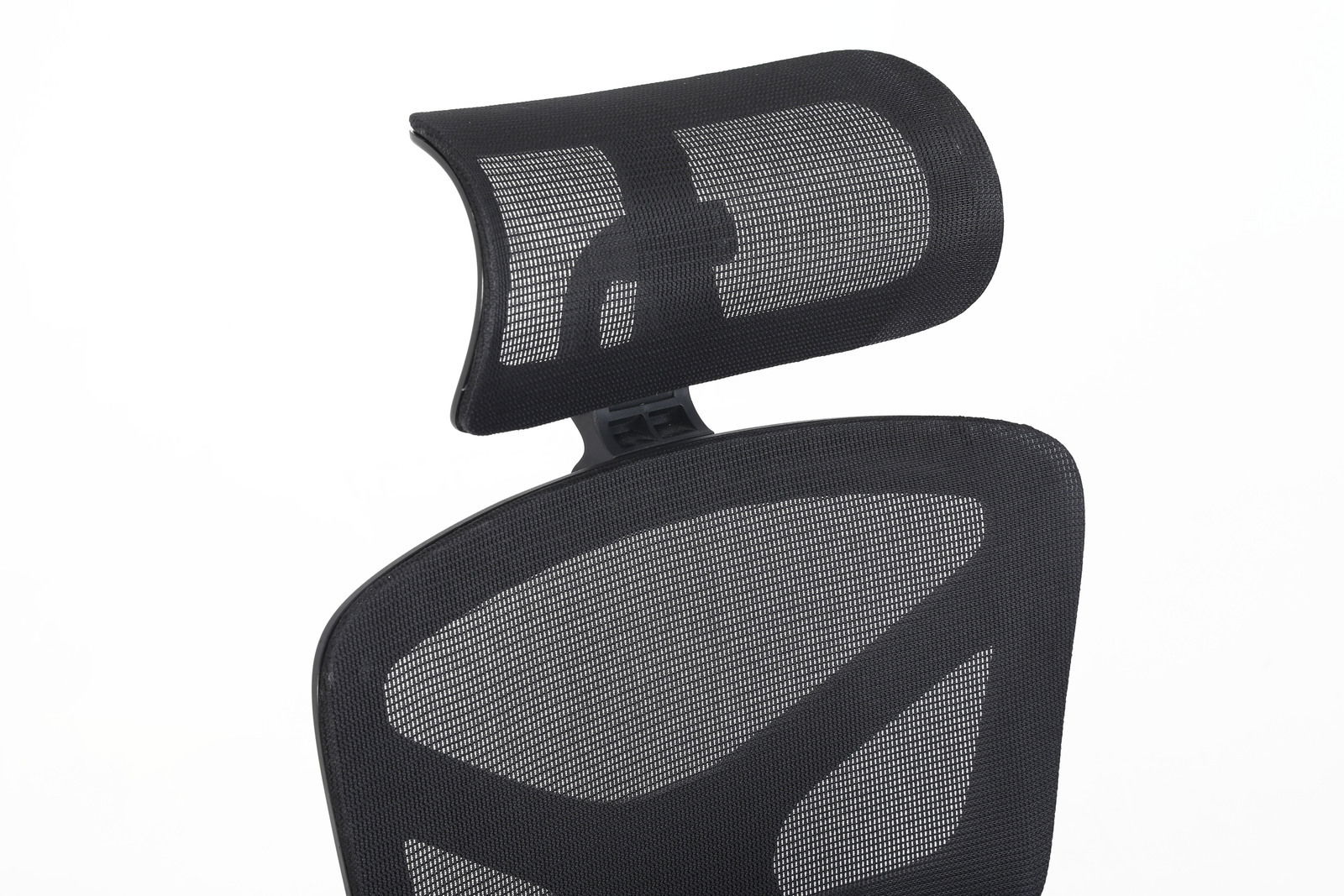 Nahaufnahme eines schwarzen Drehstuhls mit Netzrückenlehne und Kopfstütze, seitliche Perspektive