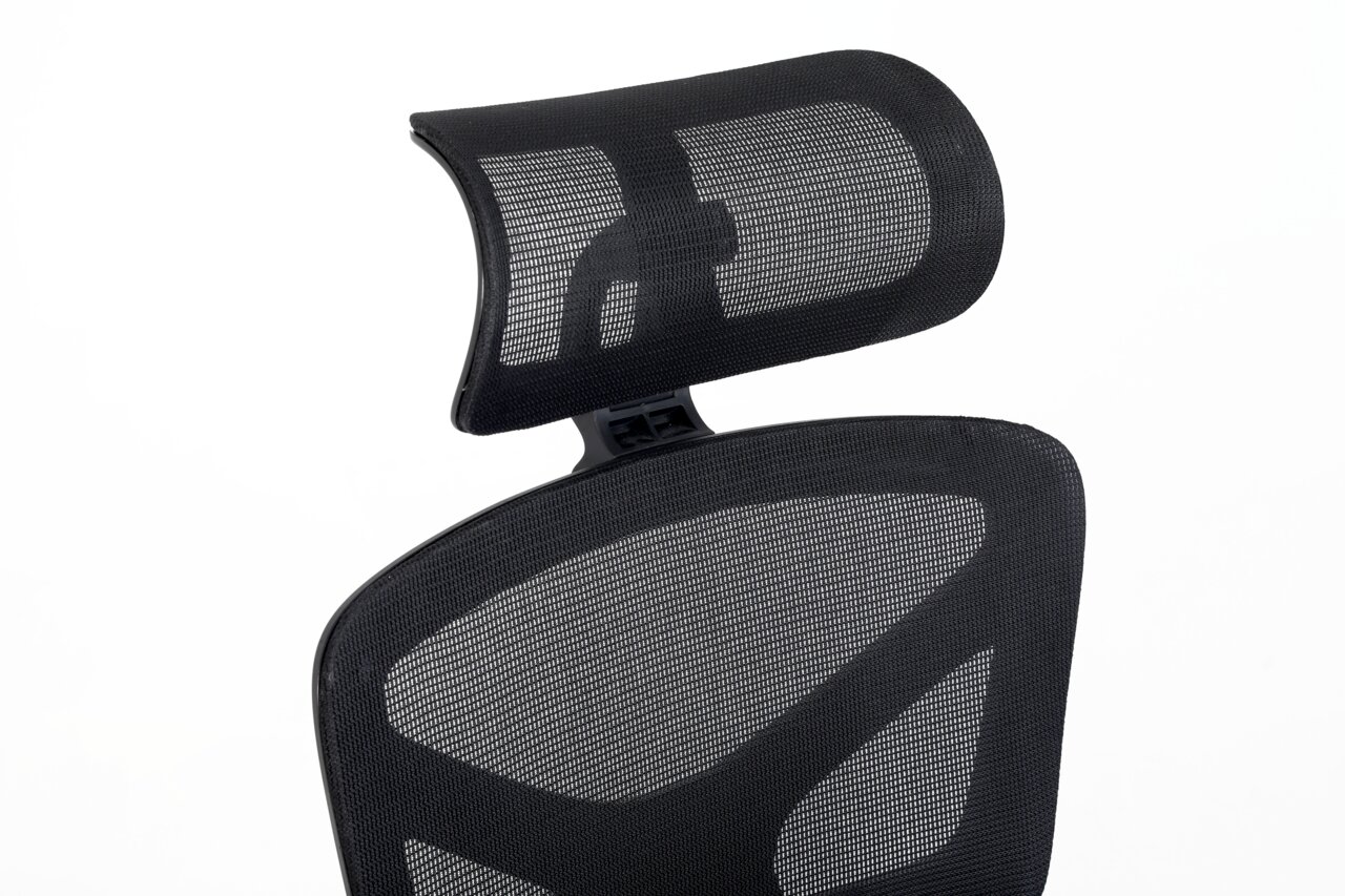 Nahaufnahme eines schwarzen Drehstuhls mit Netzrückenlehne und Kopfstütze, seitliche Perspektive