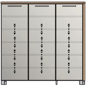 Vorderansicht eines XL-Schuhschranks mit drei Türen und modernem Design.