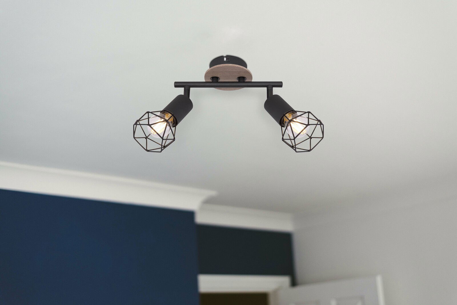 Deckenstrahler XARA I mit zwei geometrischen Lampenschirmen, Perspektive von unten.