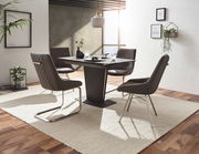 Moderner Esstisch mit vier stilvollen Stühlen in einem hellen, eleganten Esszimmer, seitliche Perspektive.