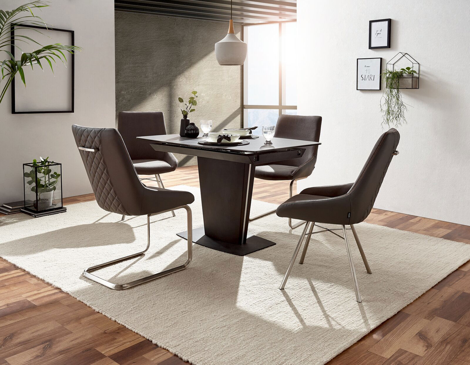 Moderner Esstisch mit vier stilvollen Stühlen in einem hellen, eleganten Esszimmer, seitliche Perspektive.