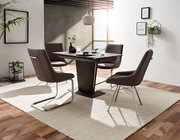 Moderner Esstisch mit vier stilvollen Stühlen in einem hellen, eleganten Esszimmer, seitliche Perspektive.