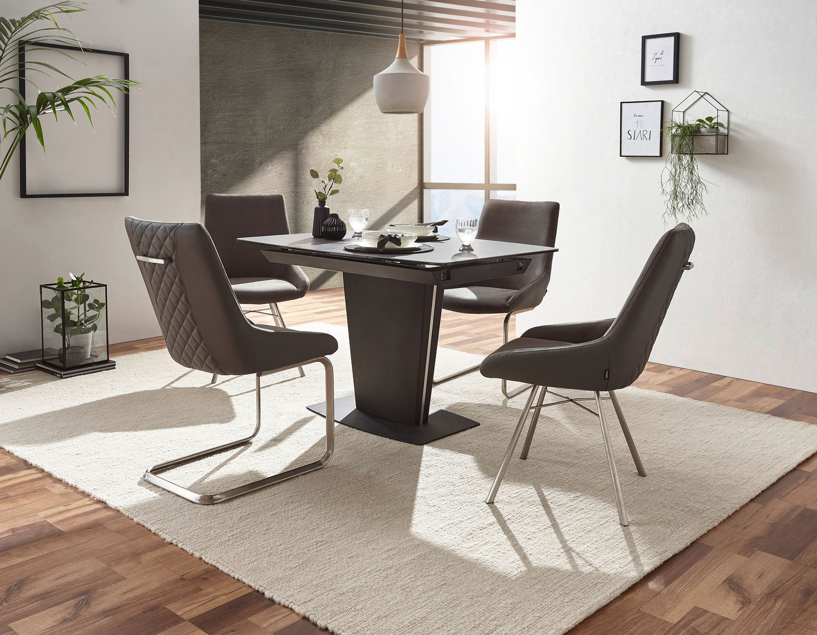 Moderner Esstisch mit vier stilvollen Stühlen in einem hellen, eleganten Esszimmer, seitliche Perspektive.