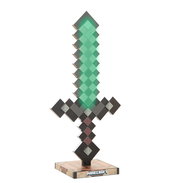 Minecraft-Dekoleuchte in Form eines pixeligen Diamantschwerts mit grün leuchtender Klinge auf quadratischem Sockel mit Minecraft-Logo, frontale Ansicht