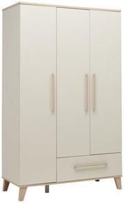 Dreitüriger Kleiderschrank in hellem Holzdesign, frontal fotografiert.