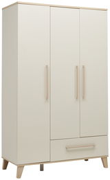 Dreitüriger Kleiderschrank in hellem Holzdesign, frontal fotografiert.