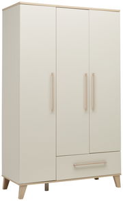 Dreitüriger Kleiderschrank in hellem Holzdesign, frontal fotografiert.