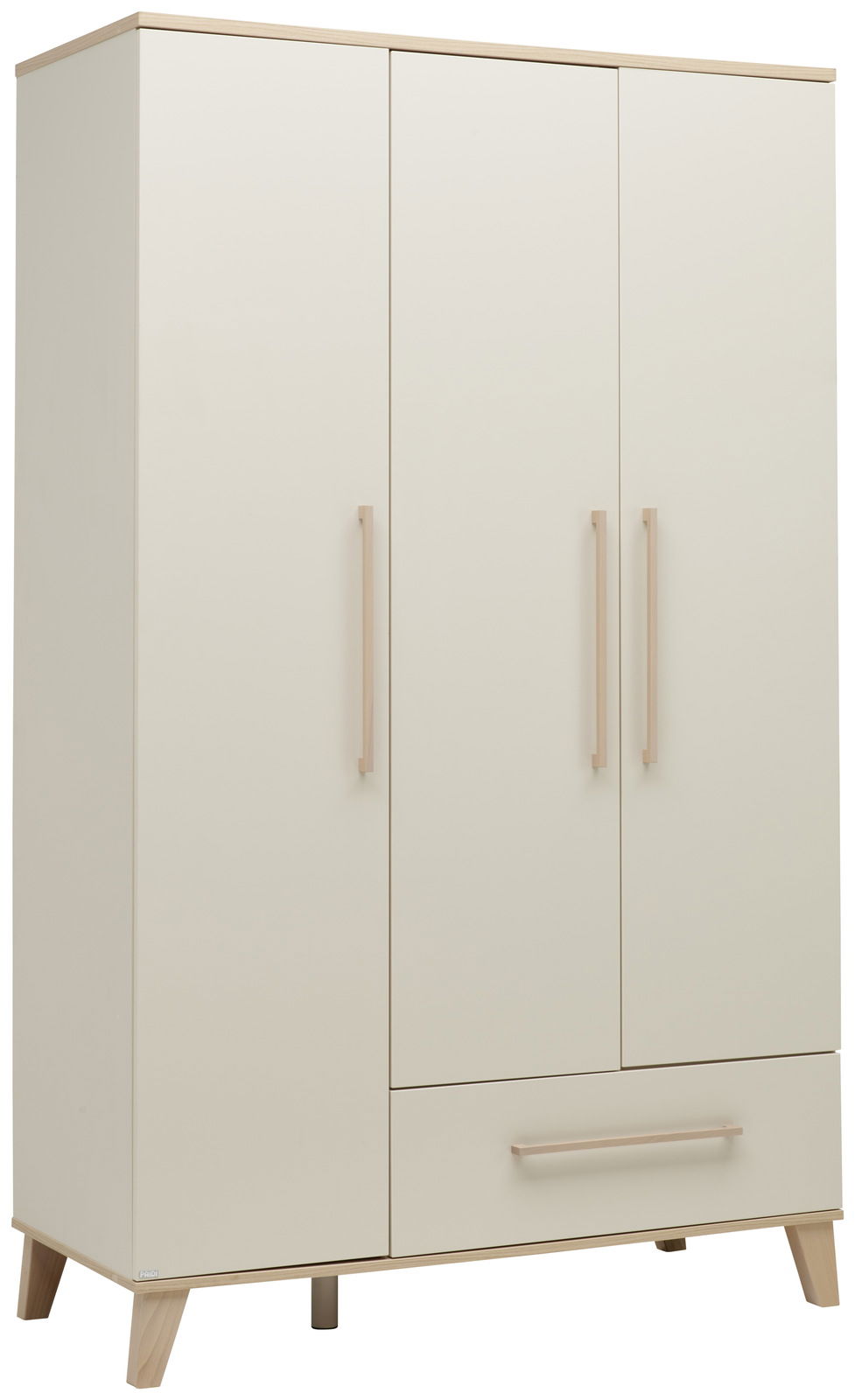 Dreitüriger Kleiderschrank in hellem Holzdesign, frontal fotografiert.