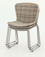 Stapelstuhl aus Rattan mit Metallbeinen, seitliche Perspektive