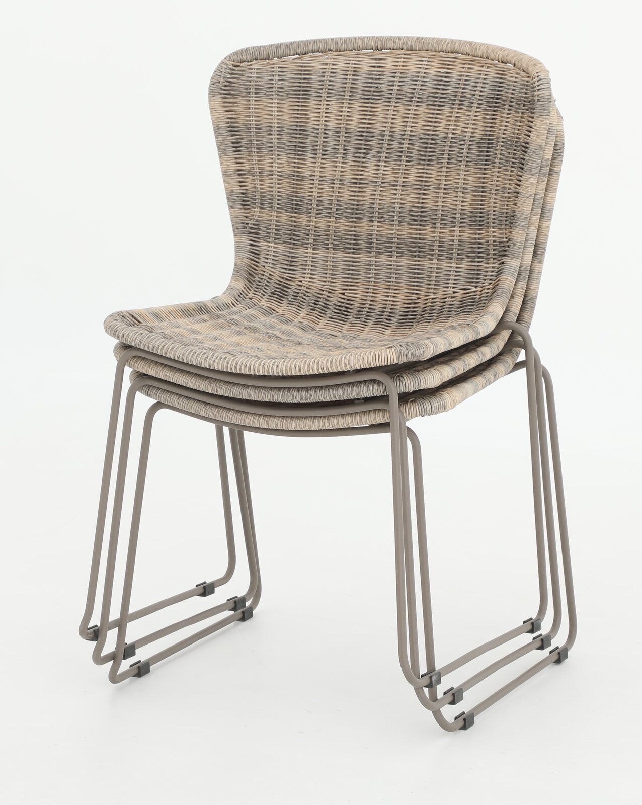 Stapelstuhl aus Rattan mit Metallbeinen, seitliche Perspektive