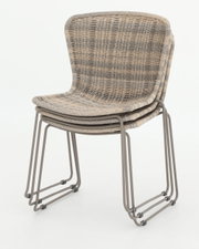 Stapelstuhl aus Rattan mit Metallbeinen, seitliche Perspektive