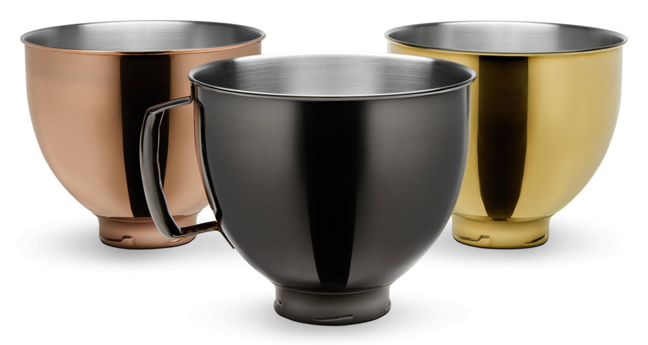 Drei Metallschüsseln in verschiedenen Farben (Kupfer, Schwarz, Gold) aus seitlicher Perspektive.