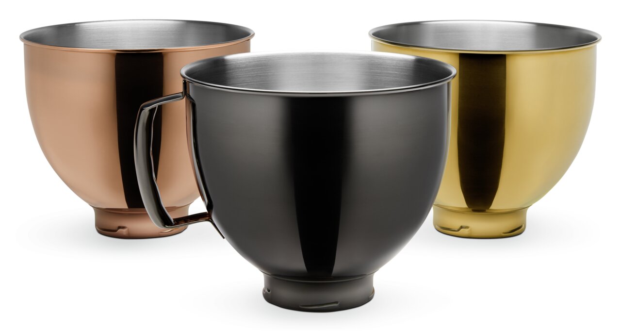 Drei Metallschüsseln in verschiedenen Farben (Kupfer, Schwarz, Gold) aus seitlicher Perspektive.