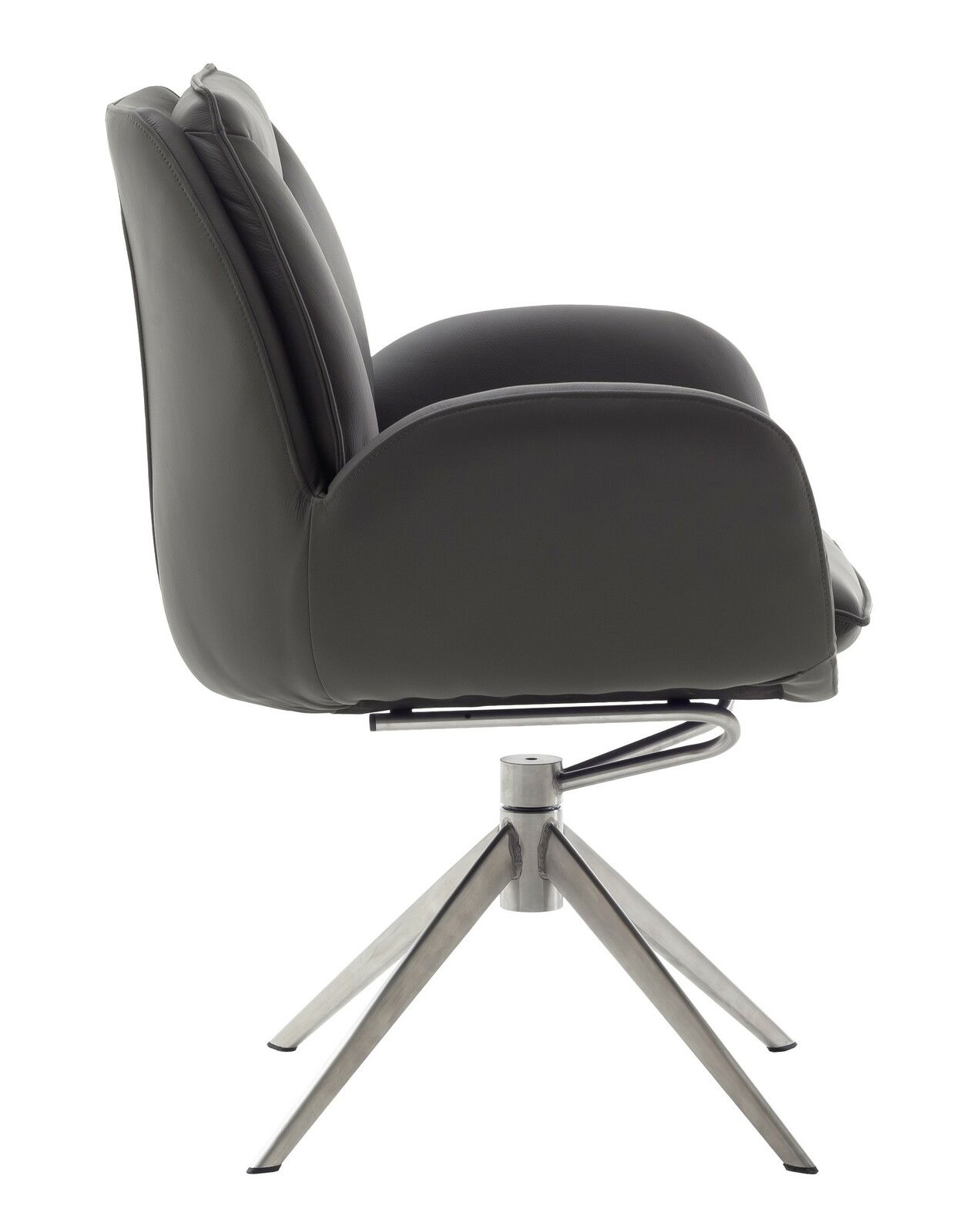 Seitliche Ansicht eines modernen Armlehnstuhls mit schwarzem Lederbezug und einem stabilen Metallgestell.