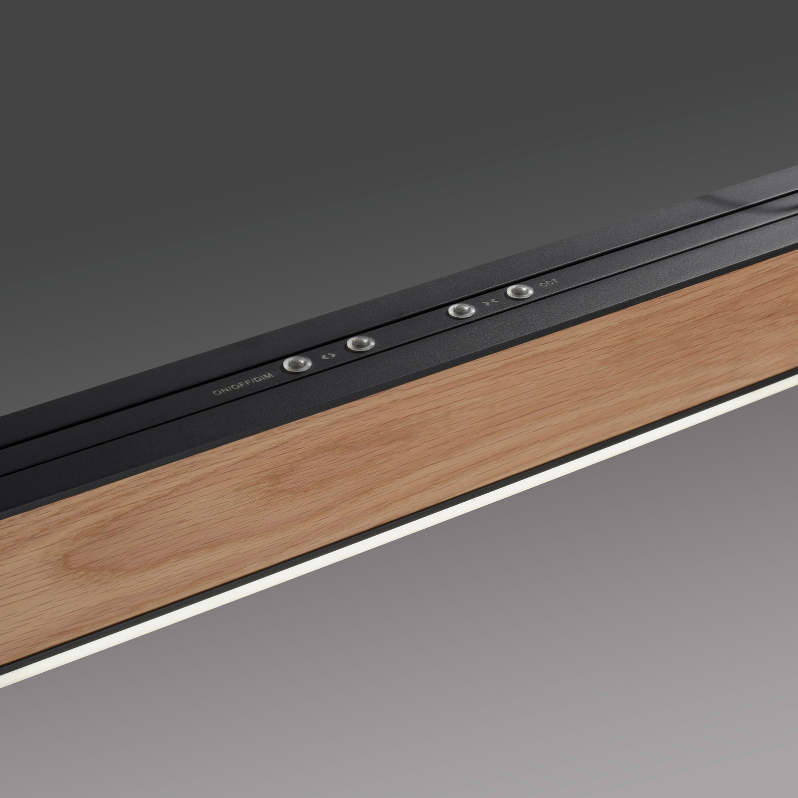 Nahaufnahme einer modernen Pendelleuchte PURE-MOTO-RISE mit Holz- und Metallelementen, seitliche Perspektive.