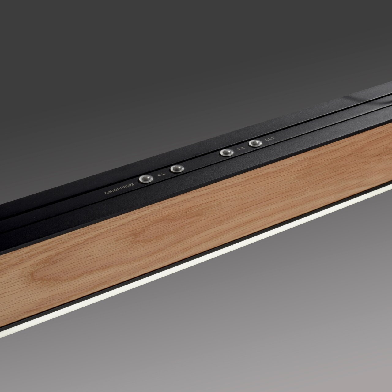 Nahaufnahme einer modernen Pendelleuchte PURE-MOTO-RISE mit Holz- und Metallelementen, seitliche Perspektive.