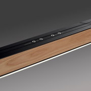 Nahaufnahme einer modernen Pendelleuchte PURE-MOTO-RISE mit Holz- und Metallelementen, seitliche Perspektive.