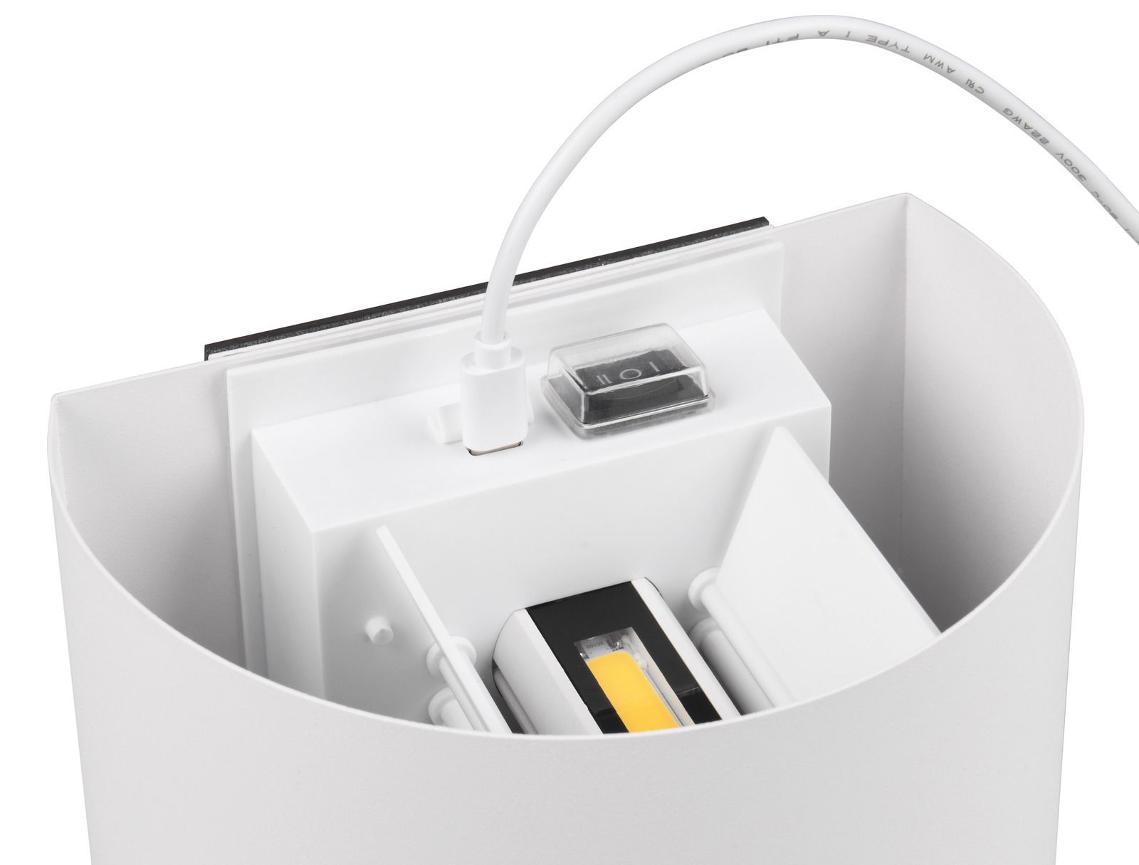 Nahaufnahme der oberen Ansicht einer weißen Akku-Wandleuchte TALENT mit Schalter und Kabelanschluss.