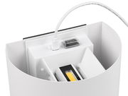 Nahaufnahme der oberen Ansicht einer weißen Akku-Wandleuchte TALENT mit Schalter und Kabelanschluss.