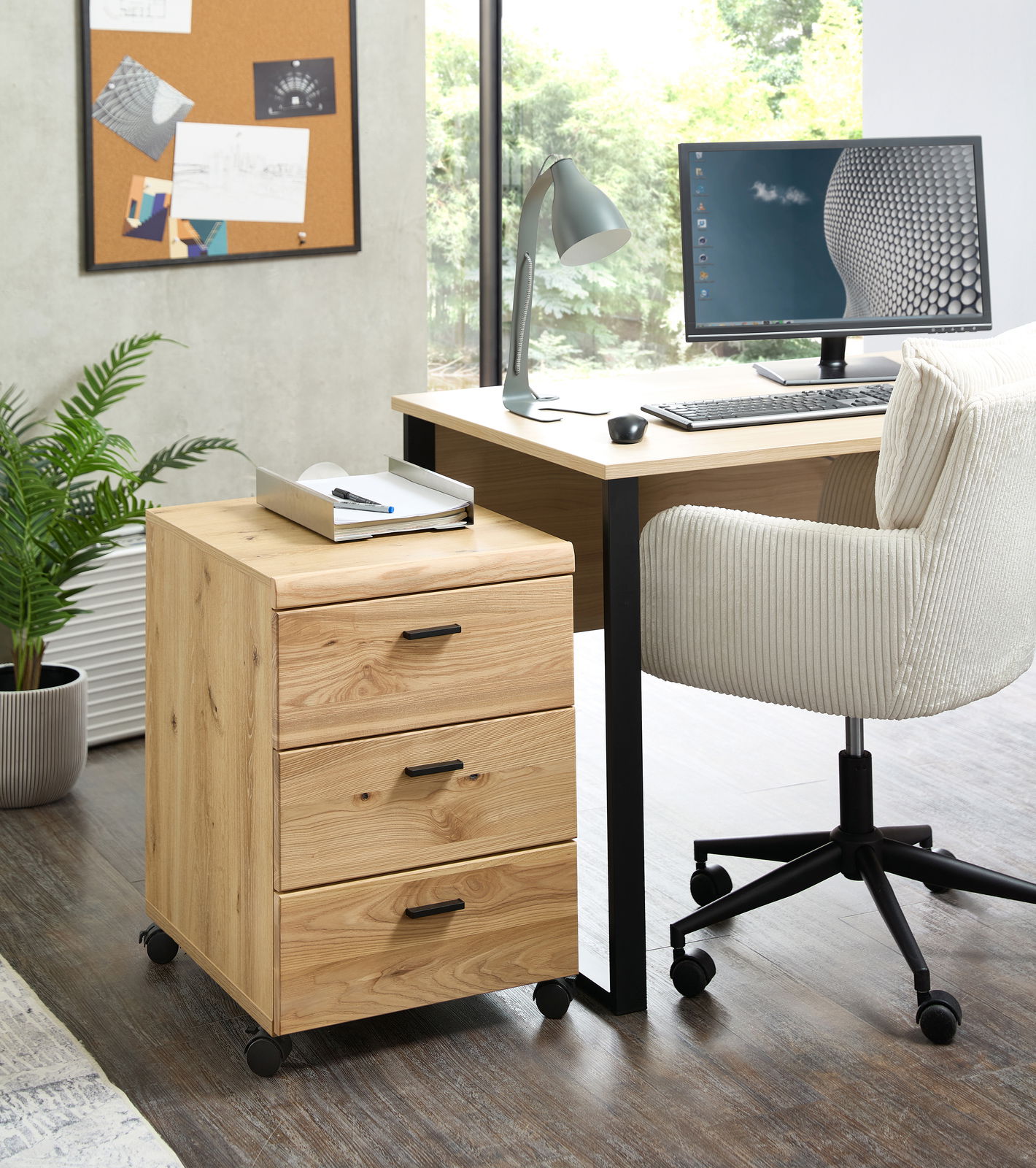 Rollcontainer aus Holz mit drei Schubladen, auf Rollen, neben einem Schreibtisch in einem modernen Büro, seitliche Perspektive