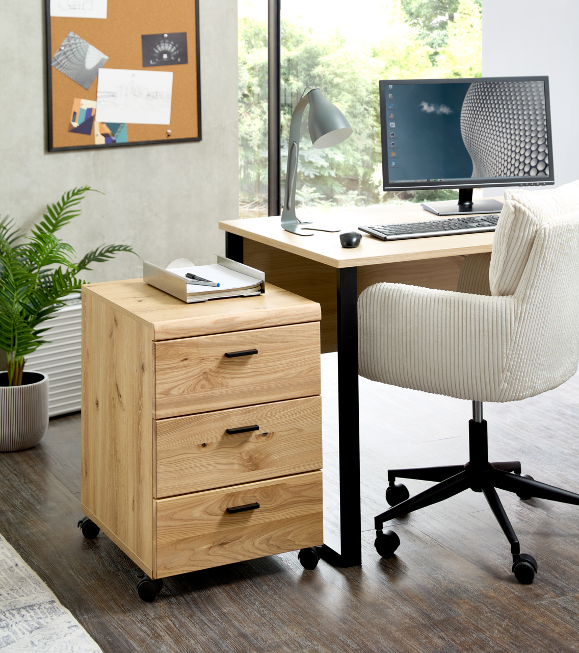 Rollcontainer aus Holz mit drei Schubladen, auf Rollen, neben einem Schreibtisch in einem modernen Büro, seitliche Perspektive