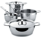 Topfset 7-teilig aus Edelstahl, bestehend aus verschiedenen Töpfen und Pfannen mit Deckeln, in einer frontalen Perspektive.