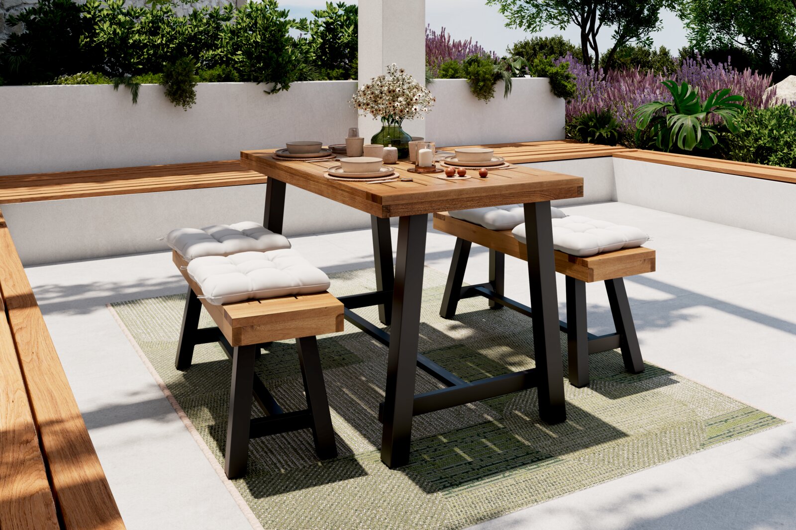 Moderner Gartentisch mit Holzplatte und schwarzen Metallbeinen, umgeben von gepolsterten Bänken, auf einer Terrasse mit Pflanzen im Hintergrund. Perspektive von schräg vorne.