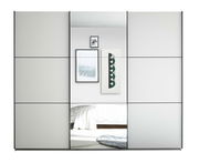 Moderner Schwebetürenschrank mit Spiegel in der Mitte, frontal betrachtet.
