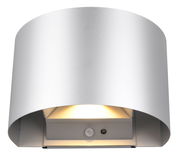 Silberne Akku-Wandleuchte TALENT, frontal betrachtet, mit modernem, gebogenem Design und warmem Licht.