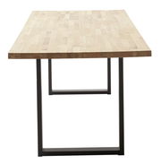 Moderner Esstisch mit Holzplatte und Metallgestell, frontal betrachtet.