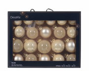 Eine Schachtel mit 21 gläsernen Weihnachtskugeln in verschiedenen Größen, von vorne betrachtet.