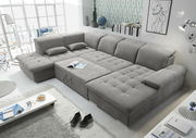 Graues Ecksofa in U-Form mit Bettfunktion, abgebildet aus einer erhöhten Perspektive in einem modernen Wohnzimmer.