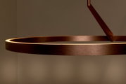 Nahaufnahme einer runden, ringförmigen LED-Pendelleuchte in gebürsteter Kupfer-/Bronzeoptik, seitliche Perspektive vor neutralem Hintergrund