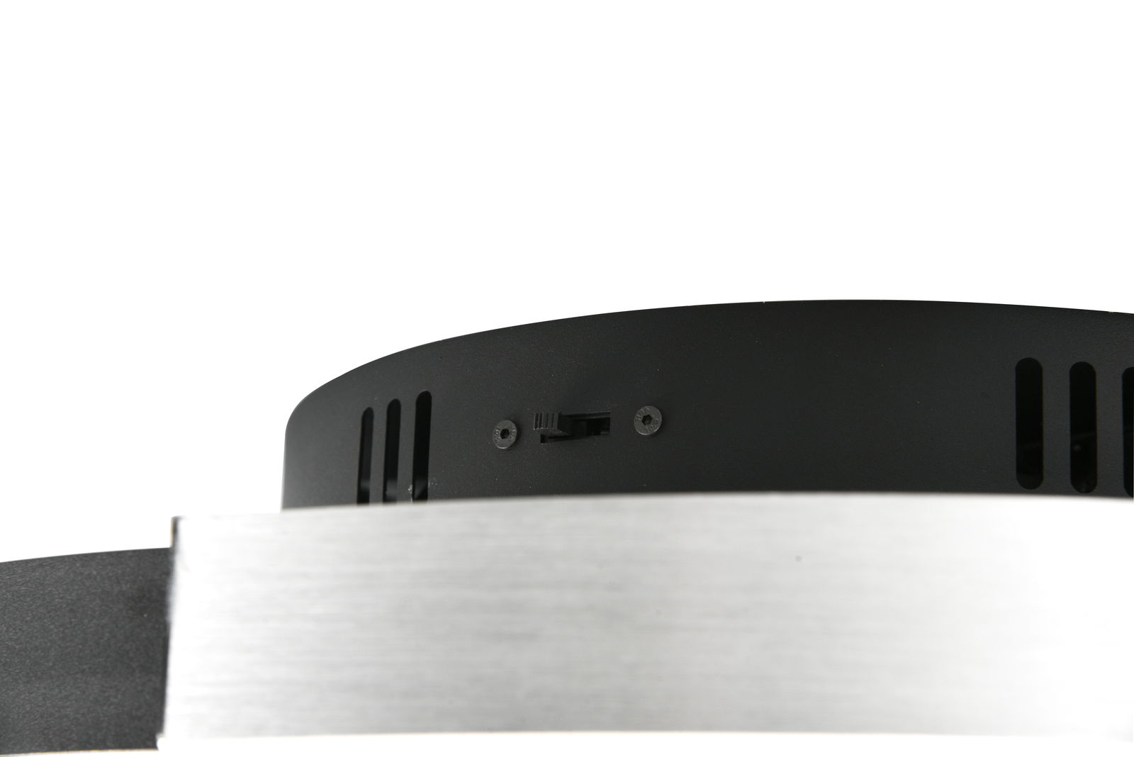 Nahaufnahme der LED-Deckenleuchte CAYA von unten, zeigt die schwarze und silberne Gehäuseoberfläche.