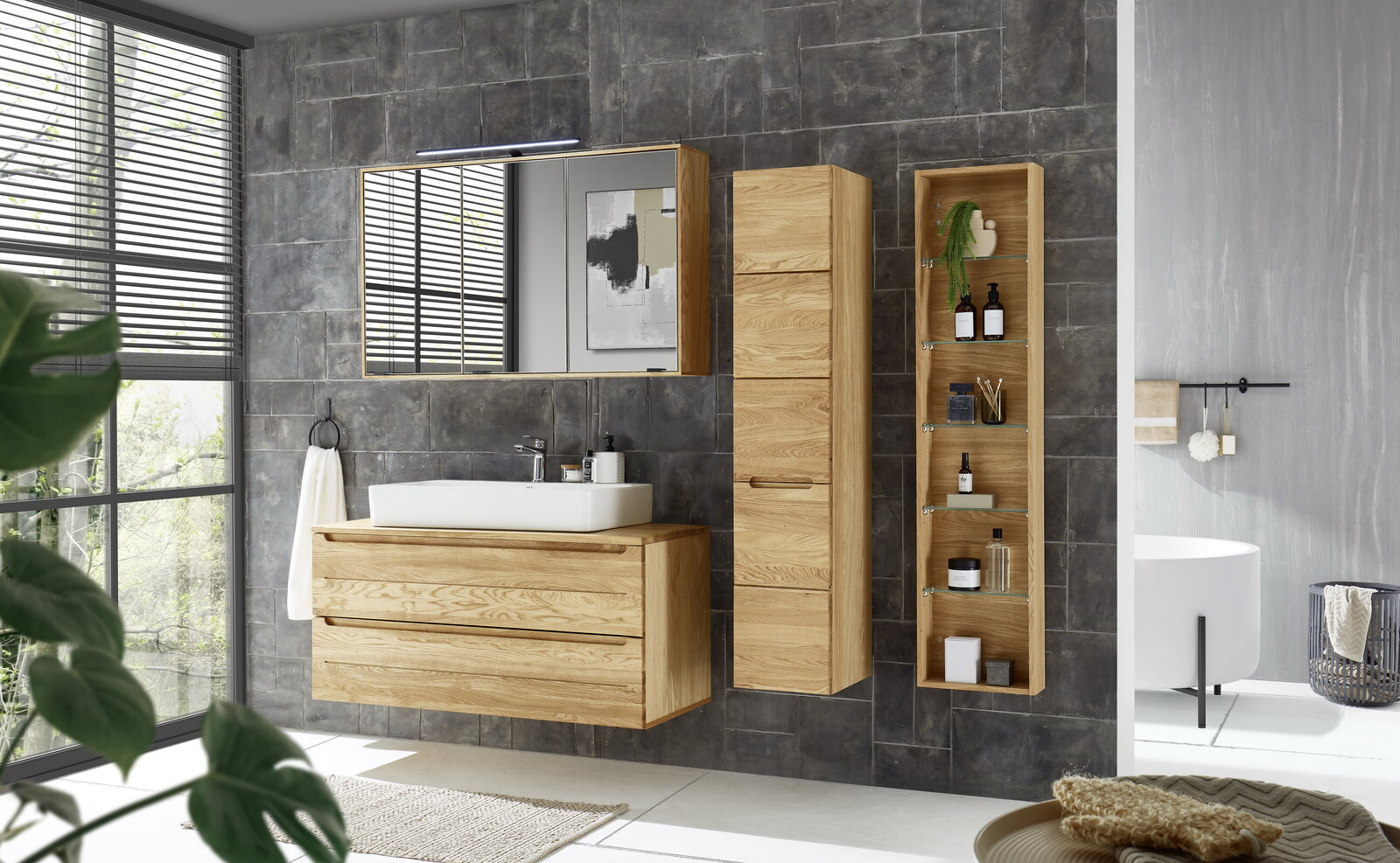 Modernes Badezimmer mit hölzernem Regal, Waschtisch und Spiegel, seitliche Perspektive