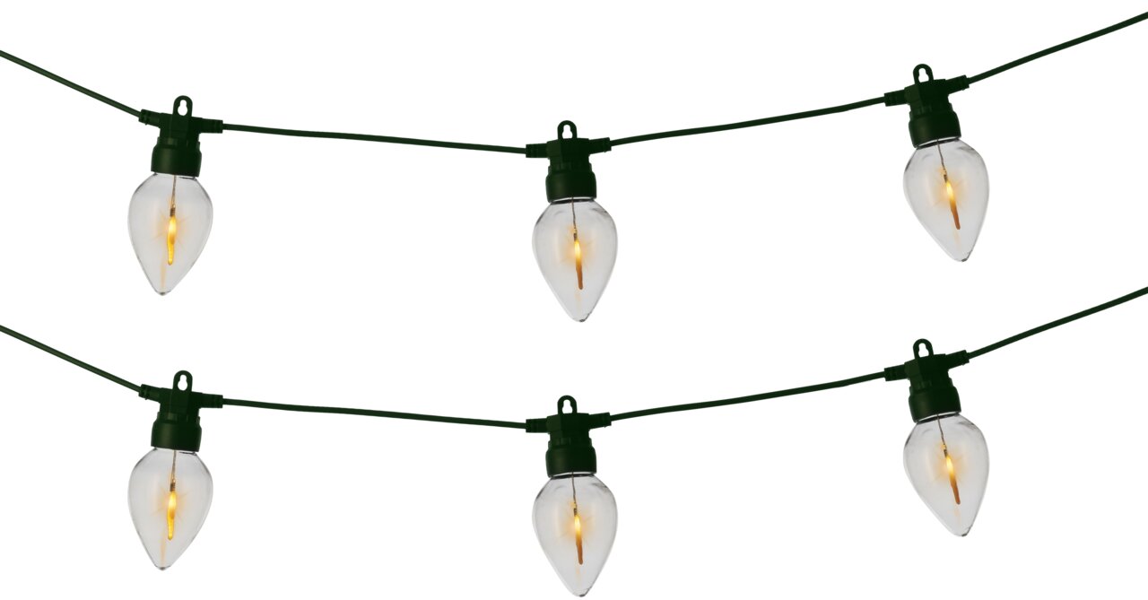 LED-feestverlichting met heldere lampen, opgehangen aan een groene kabel, zijaanzicht