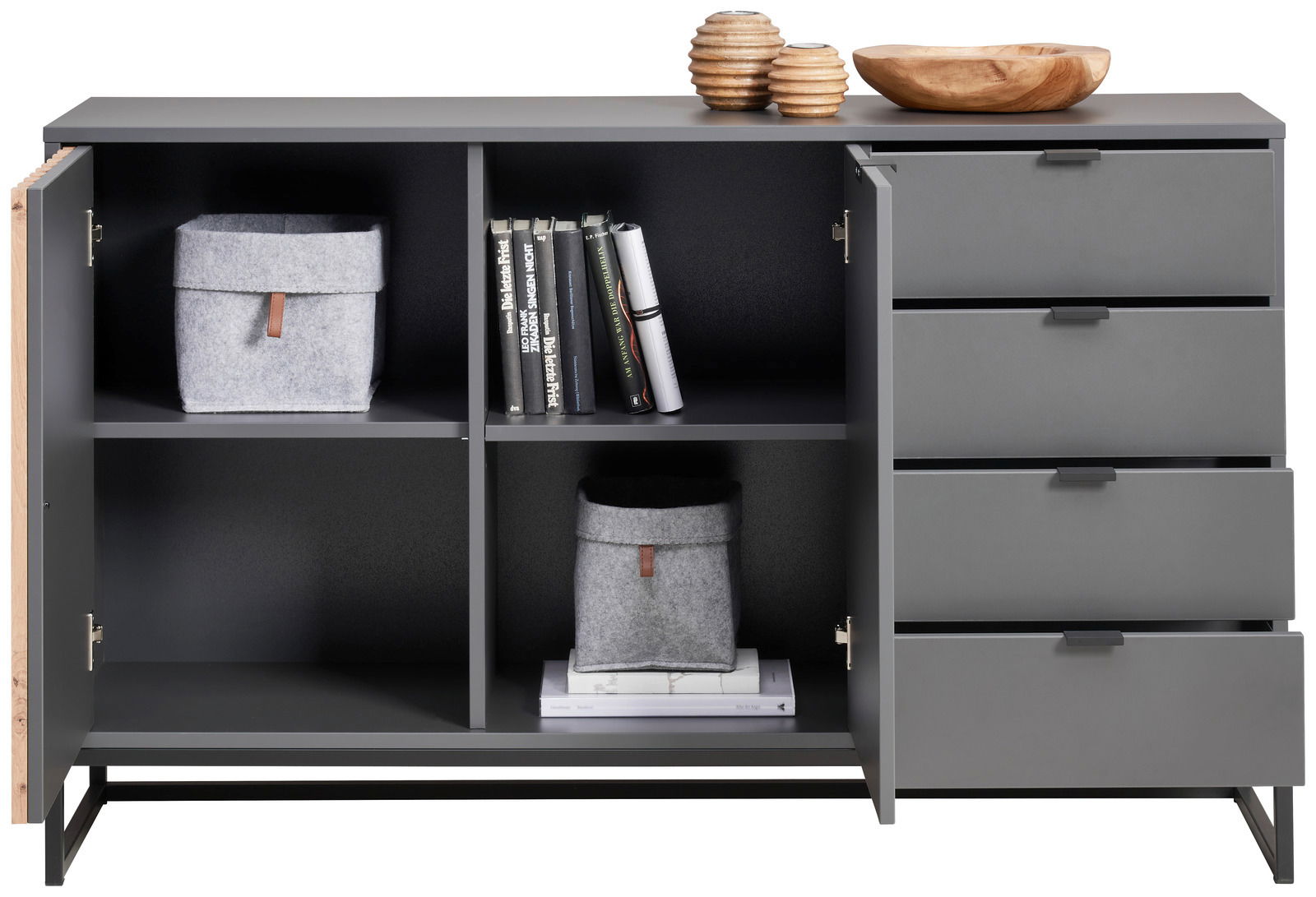 Graues Sideboard mit offenen Türen und Schubladen, gefüllt mit Büchern und Aufbewahrungsboxen, aus frontaler Perspektive.